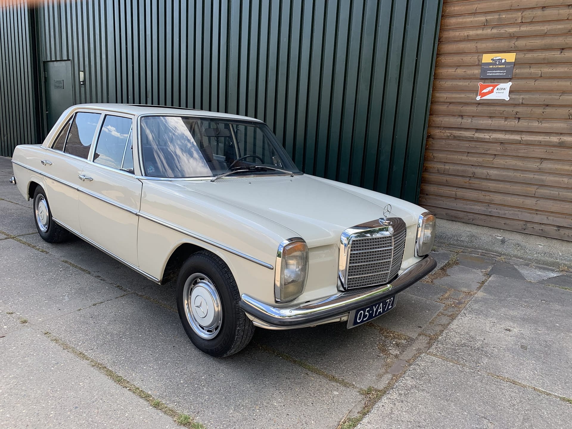 Mercedes Benz W115 8 200 E Schuifdak 1973 MB Oldtimers